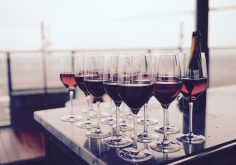 W jakich kieliszkach powinno się pić wino musujące?
