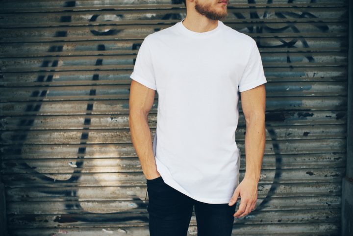 T-shirty męskie pod marynarkę – biznesowy luz czy obciach?